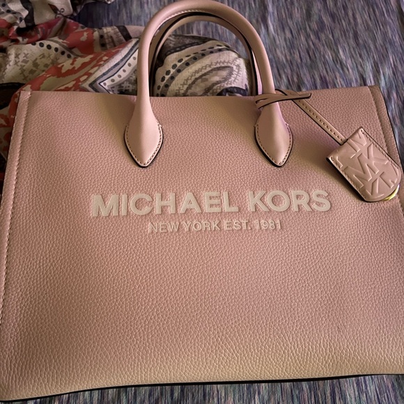 New with tags pebbled leather Micheal kors purse - Picture 2 of 5